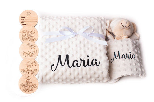 manta bebé personalizada con nombre bordado rosa
set regalo recién nacido niña con dou dou y placas
dou dou personalizado para bebé niño hecho a mano