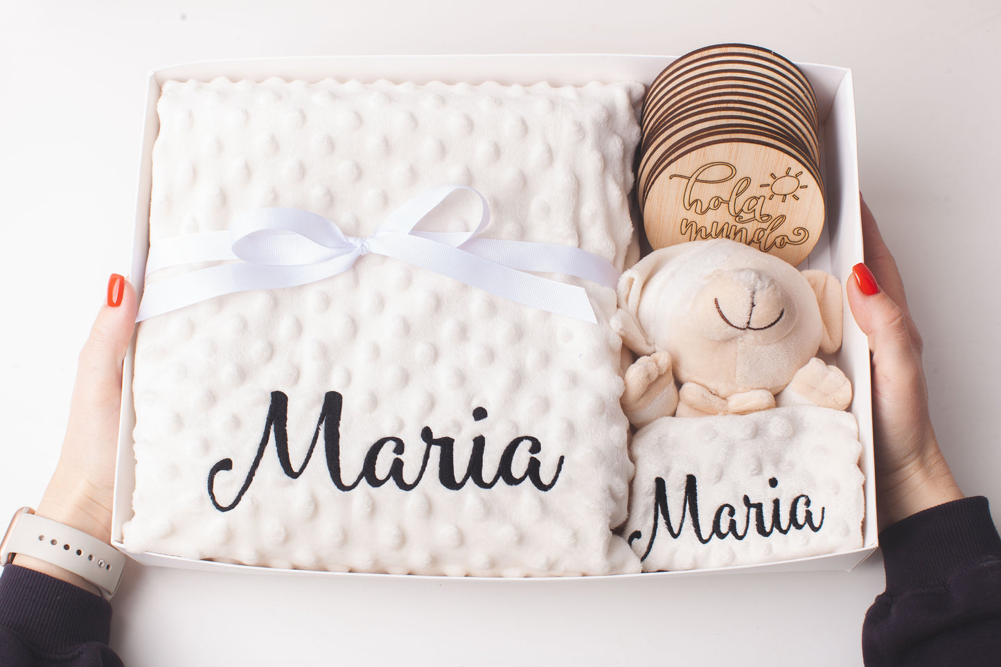 manta bebé personalizada con nombre bordado rosa
set regalo recién nacido niña con dou dou y placas
dou dou personalizado para bebé niño hecho a mano