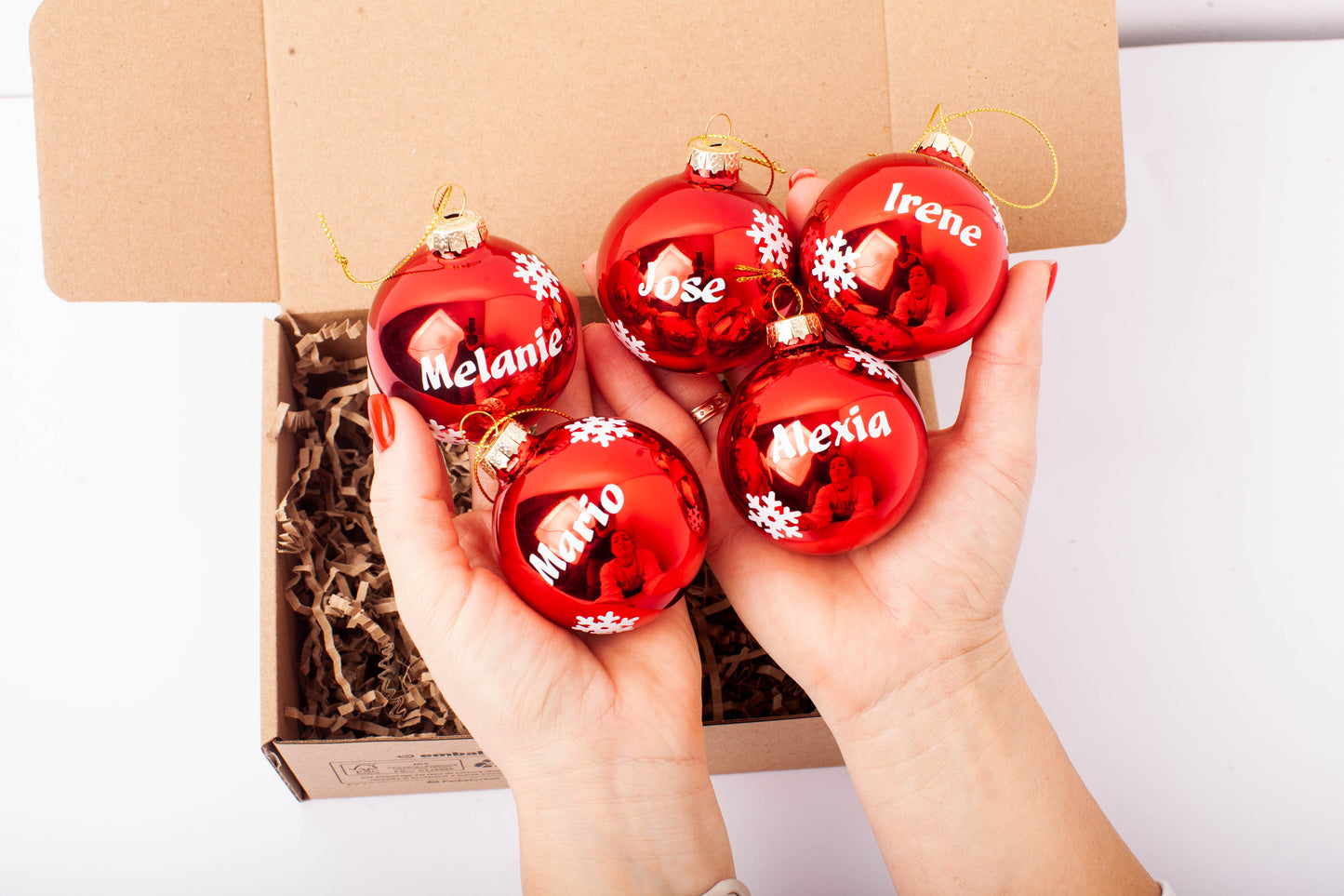Bolas de Navidad Personalizadas Rojas de Cristal con Nombre, Adornos Navideños, Ornamento, Decoración para el Árbol de Navidad Olesea (Set de 5 Bolas de Cristal Rojo Brillo de 6 cm con Nombre en Blanco)
