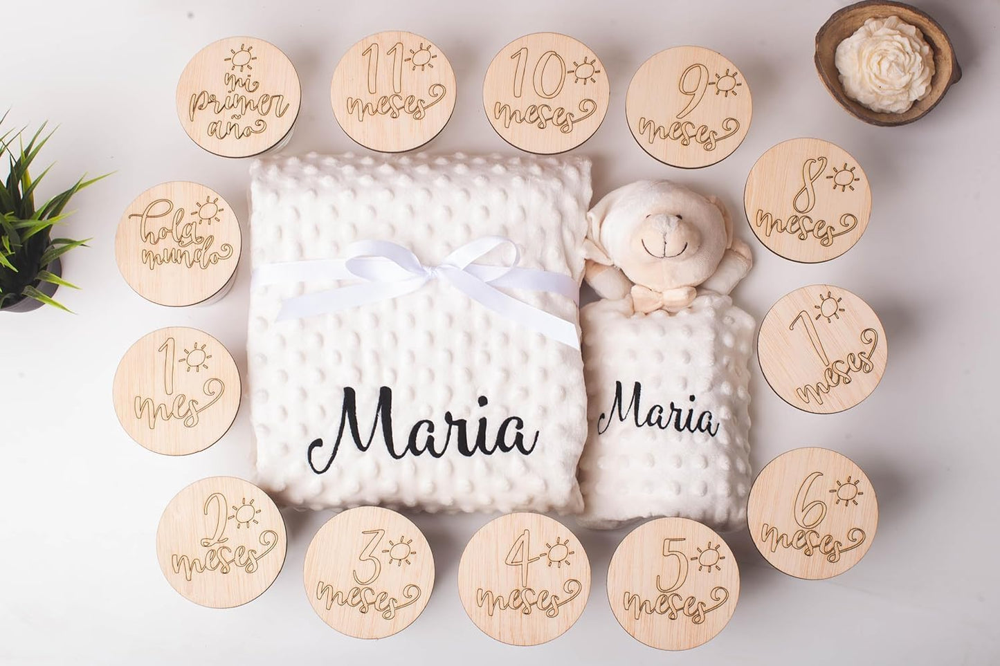Regalo Recién Nacido Niño Niña Manta Bebé Personalizada con Nombre Bordado+Placas Cumplemes +Dou Dou– Cesta Canastilla Padres Primerizos Mamas Primerizas (Set de Manta+DouDou+Placas CUMPLEMES)