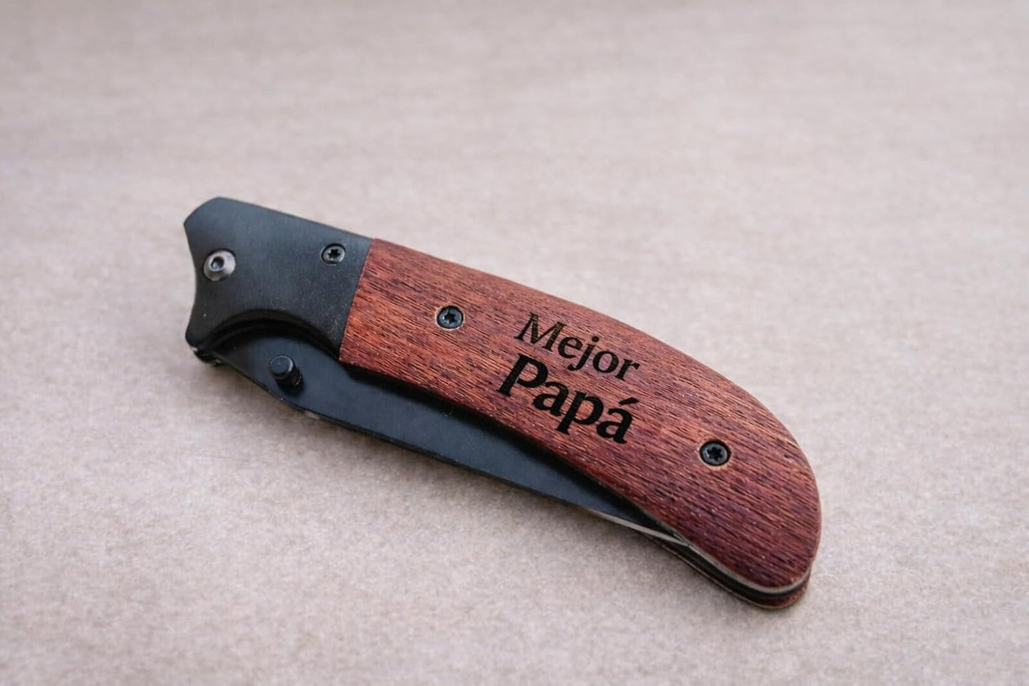 Regalo dia del Padre Navaja Personalizada Grabada con Nombre Original para Padre, Abuelo o Novio – Cumpleaños y Aniversario – Caja Premium Incluida o Madera Para Personalizar